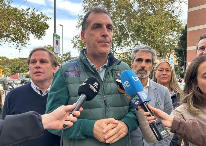 El portavoz de Seguridad e Inmigración de Vox y cabeza de lista al Congreso por Ávila en las elecciones generales, Samuel Vázquez, junto al portavoz en el Parlament de Catalunya, Joan Garriga