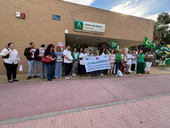 Concentración a las puertas del centro de salud de Churriana
