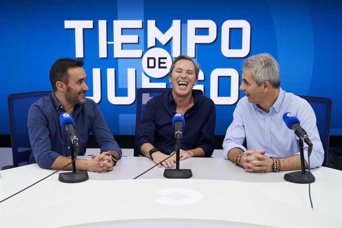 Archivo - Paco González, Manolo Lama y Juanma Castaño renuevan con COPE hasta 2030