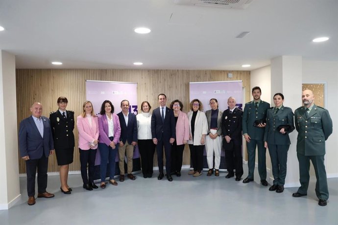 Autoridades políticas y representantes de las fuerzas de seguridad, en el Centro de Crisis Libertas.