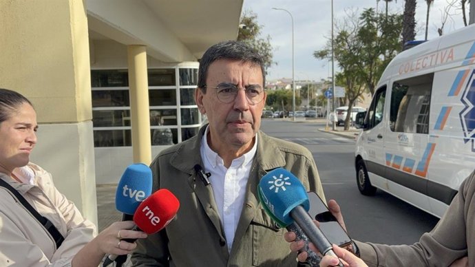 El portavoz de Presidencia, Sanidad y Emergencias del Grupo Socialista en el Parlamento andaluz, Mario Jiménez, en una atención a medios de comunicación en Huelva.