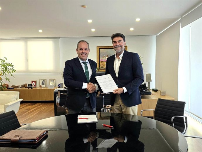 El presidente de la Cámara de Comercio de Alicante, Carlos Baño (i), y el alcalde de Alicante, Luis Barcala (d), durante la firma del convenio entre ambas instituciones para la gestión del bono consumo de 2026