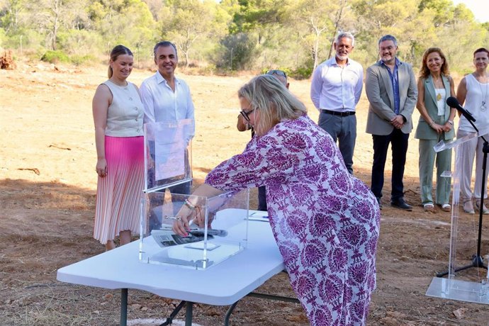 La alcaldesa de Llucmajor, Xisca Lascolas, antes de la colocación de la primera piedra del futuro instituto.