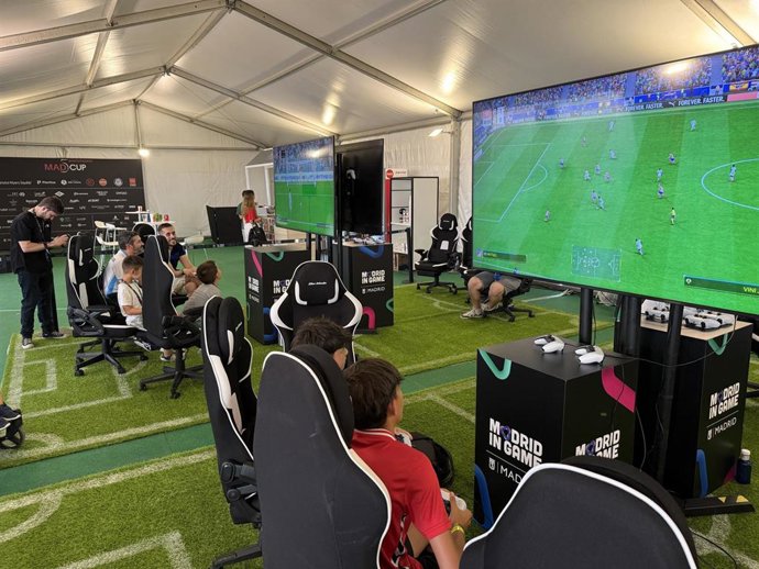 Madrid in Game lleva el torneo híbrido que combina fútbol físico y virtual 'Esports + Sports' al Estadio Metropolitano