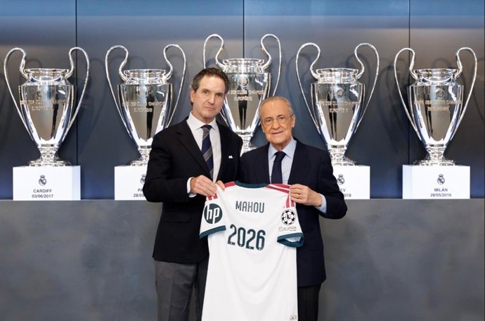 De izquierda a derecha, Eduardo Petrossi, consejero delegado de Mahou San Miguel, y Florentino Pérez, presidente del Real Madrid.