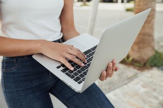 Archivo - Mujer con un ordenador portátil.