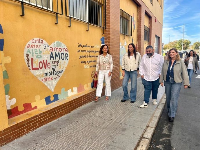 Visita de la consejera de Servicios Sociales Familias e Igualdad, Loles López, al barrio de Pérez Cubillas de Huelva.