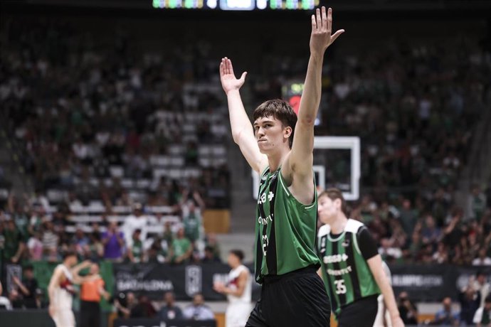 Archivo - Michael Ruzic celebra una canasta con el ASISA Joventut en los cuartos de final de la Liga Endesa ante el Baskonia