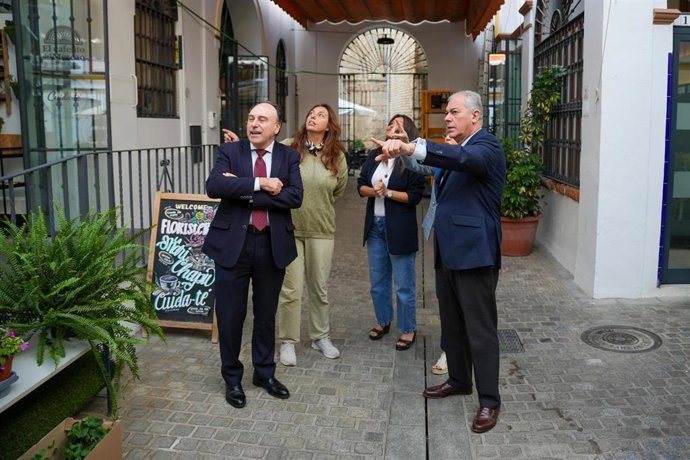 El alcalde de Sevilla, José Luis Sanz en una visita al Mercado de la calle Feria.