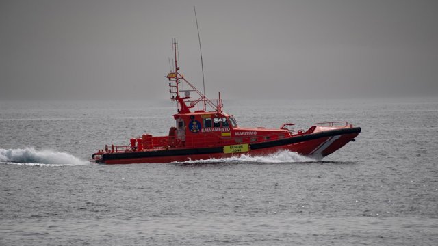 Archivo - Una lancha de Salvamento Marítimo en aguas de Ceuta.