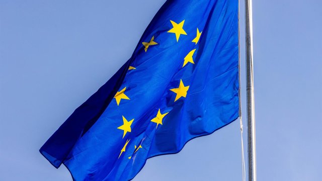 Archivo - La bandera de la Unión Europea ondea frente al edificio del Parlamento Europeo en Estrasburgo.