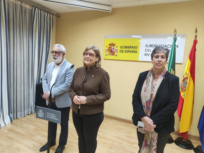 La delegada del Gobierno en Extremadura, María Teresa Macías, junto al subdelegado del Gobierno en Cáceres, José Antonio García, y la subdelegada del Gobierno en Badajoz, Isabel Cortés