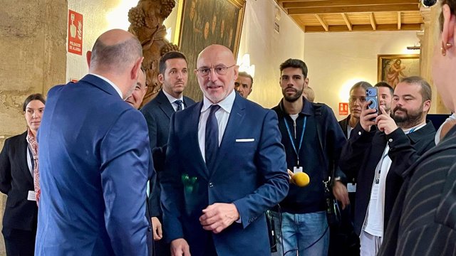 El seleccionador español de fútbol, Luis de la Fuente, a su llegada al Hotel de la Reconquista de Oviedo para asistir a la ceremonia de entrega de los Premios Princesa de Asturias 2026,