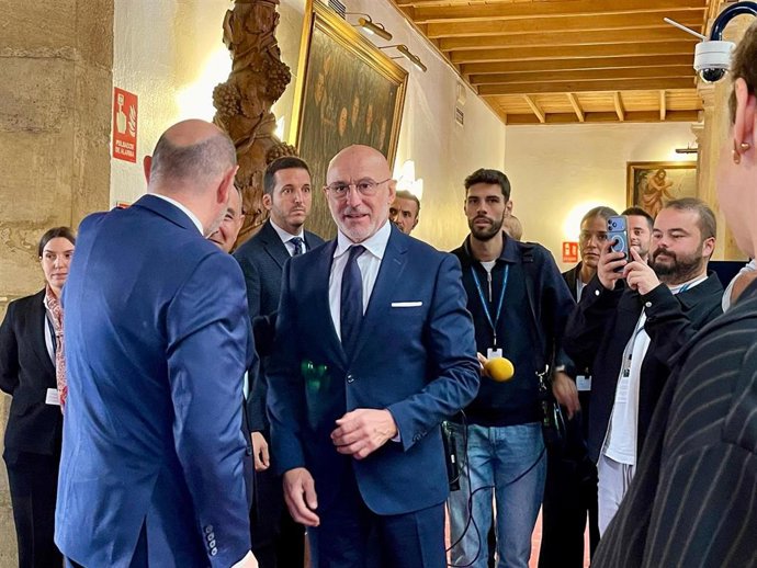El seleccionador español de fútbol, Luis de la Fuente, a su llegada al Hotel de la Reconquista de Oviedo para asistir a la ceremonia de entrega de los Premios Princesa de Asturias 2026,