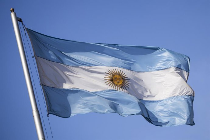 Archivo - Bandera de la República Argentina ondeando en Buenos Aires.