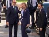 Foto: La Reina Sofía deslumbra a su llegada a Oviedo con un traje bicolor de Alejandro de Miguel que es pura inspiración
