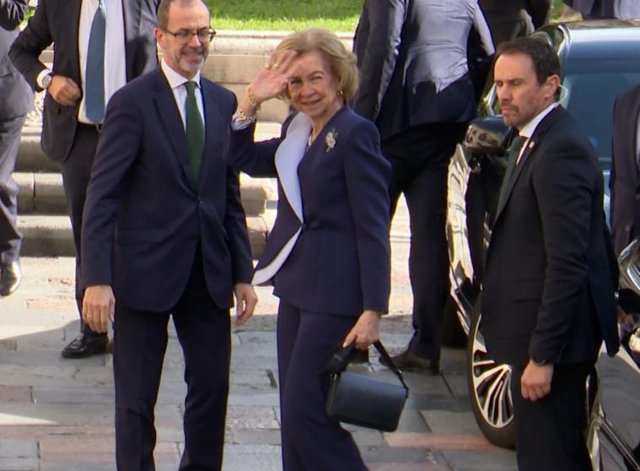La Reina Sofía, a su llegada al Hotel Reconquista este viernes para asistir a los Premios Princesa de Asturias