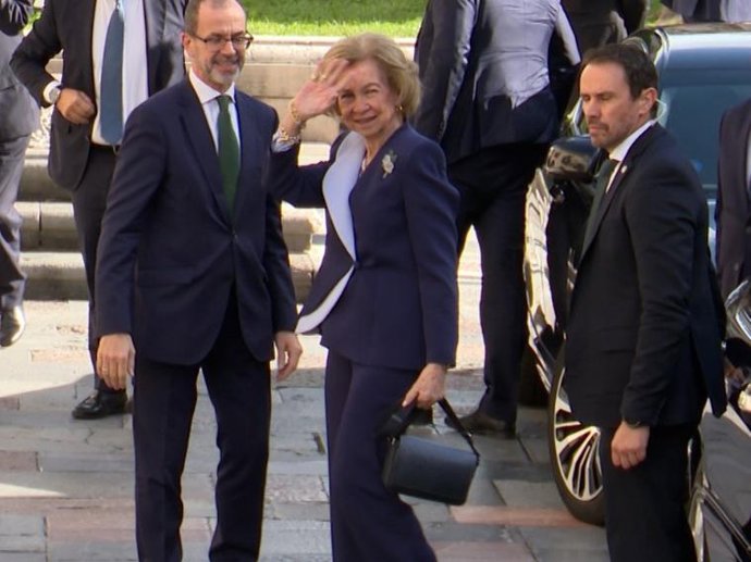 La Reina Sofía, a su llegada al Hotel Reconquista este viernes para asistir a los Premios Princesa de Asturias