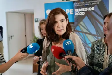 La consejera de Empleo, Empresa y Trabajo Autónomo, Rocío Blanco, atiende a los medios tras visitar en Málaga la 'Speed Dating SAP'.