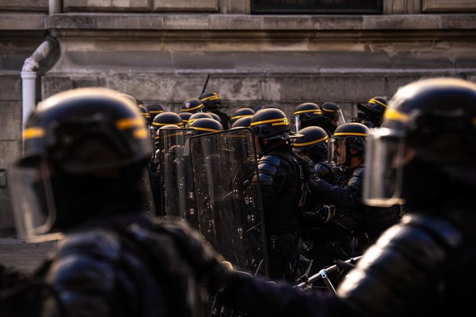 PARIS, 17 de outubro de 2026  -- Agentes da segurança pública são vistos durante um protesto em Paris, França, em 17 de outubro de 2026. O ministro do Interior francês, Laurent Nunez, afirmou no sábado que cerca de 550 mil pessoas participaram dos protest