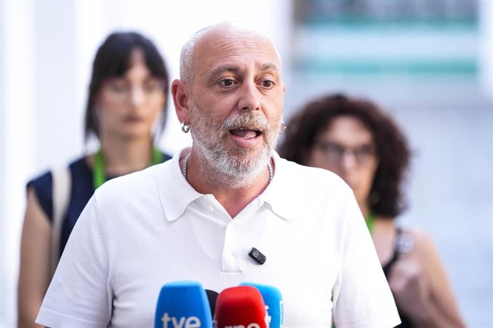 Archivo - El portavoz adjunto del grupo Por Andalucía, Ernesto Alba, durante la atención a medios en el Parlamento de Andalucía. 