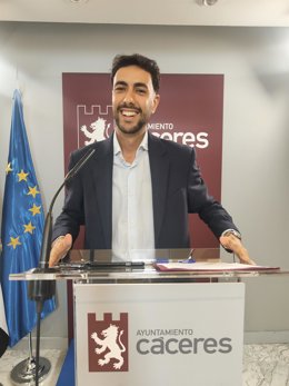 El portavoz del Gobierno en el Ayuntamiento de Cáceres, Ángel Orgaz, en rueda de prensa