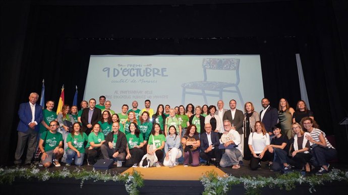 El professorat dels centres educatius de titularitat pública de Manises ha rebut el Premi 9 d'Octubre Ciutat de Manises en un acte celebrat a l'Auditori Germanies