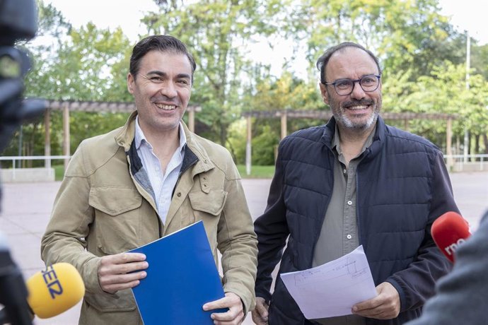 El concejal de Participación Ciudadana de Guadalajara, Roberto Narro, y el concejal de Barrios, David García.