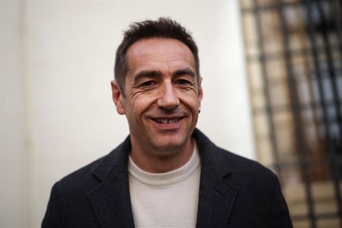 El candidato del Frente Amplio por Madrid, Emilio Delgado, atiende a los medios de comunicación, a 23 de octubre de 2026, en Madrid (España). Delgado y Maestre han exigido medidas drásticas contra la especulación inmobiliaria, centrando su discurso en la 