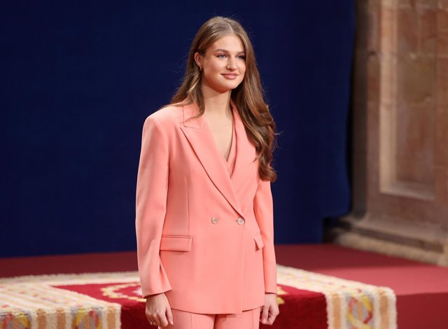 La Princesa Leonor ha recibido por primera vez en solitario a los galardonados con los Premios Princesa de Asturias