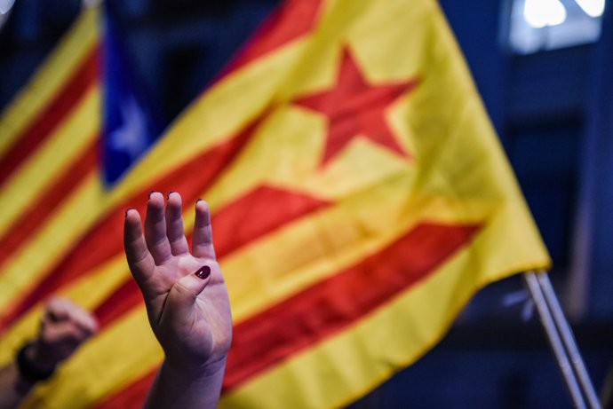 Un grupo de personas con banderas independentistas durante una concentración convocada por la ANC para conmemorar el noveno aniversario del referéndum del 1 de octubre de 2017, a 1 de octubre de 2026, en Barcelona, Catalunya (España).