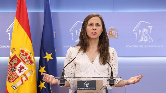 La portavoz de Podemos en el Congreso, Ione Belarra, durante una rueda de prensa