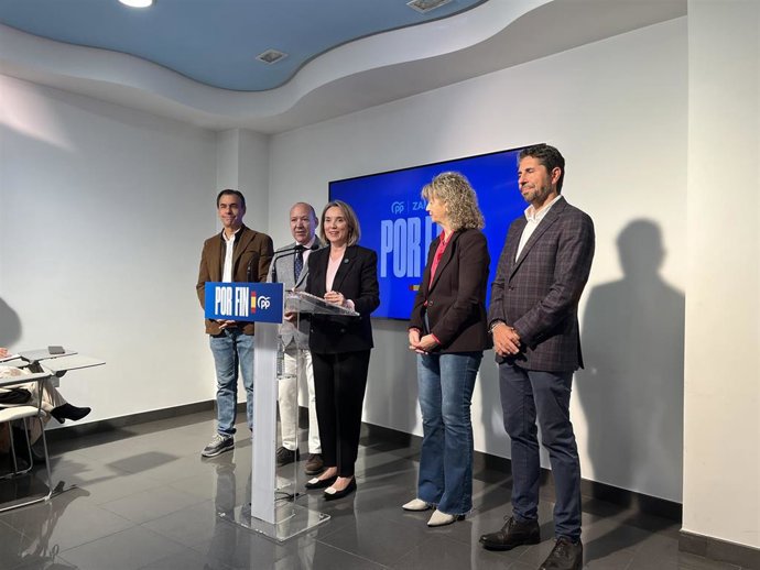 Cuca Gamarra se dirige a los medios acompañada por candidatos del PP de Zamora