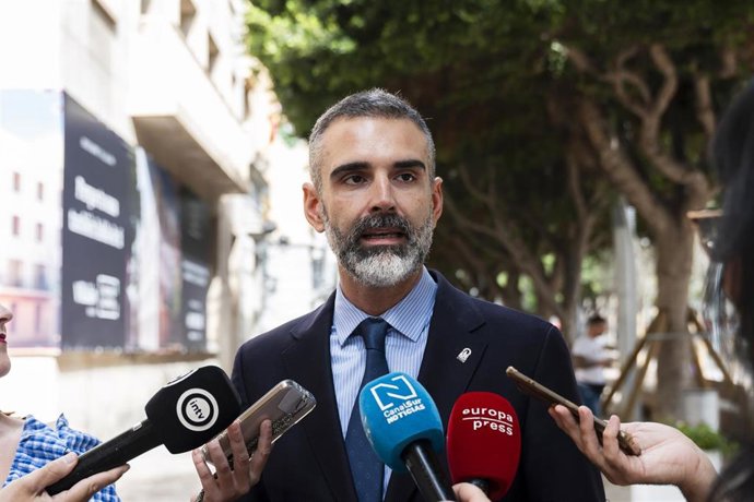 El presidente del PP de Almería, Ramón Fernández-Pacheco, atiende a los medios.