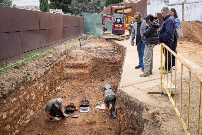 El presidente de la Diputación de Cáceres, Miguel Ángel Morales, visita los trabajos de exhumación en el cementerio de Cáceres, donde se han localizado ya seis cuerpos