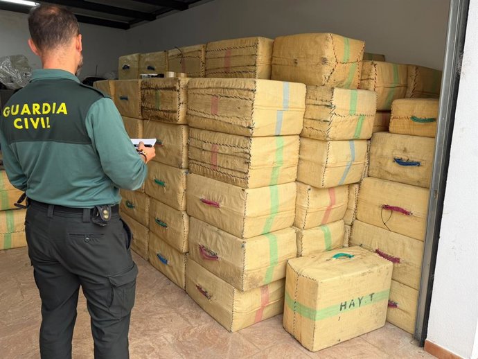 Fardos de hachís intervenidos en el Guadiana, en Ayamonte (Huelva).