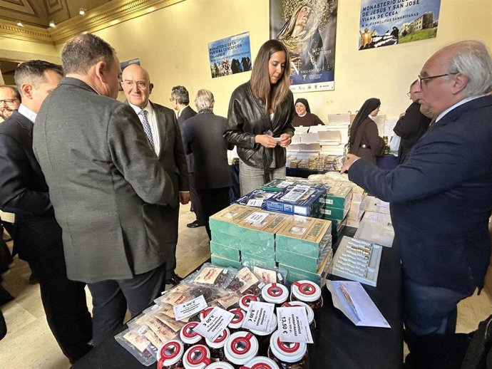 La concejal de Turismo, Eventos y Marca de Ciudad, Blanca Jiménez, compra dulces en la feria Dulces Conventos en presencia del alcalde de Valladolid y representantes de la Cofradía de las Angustias.