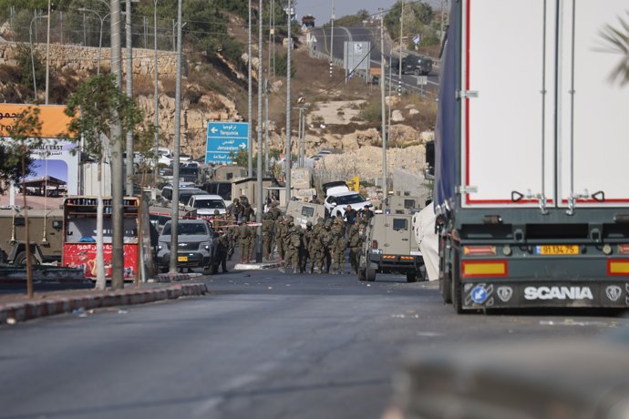 23 October 2026, Palestinian Territories, Hebron: Israeli forces deploy at the scene following an exchange of fire with two armed Palestinian men at the northern checkpoint of Hebron in the Israeli-occupied West Bank.