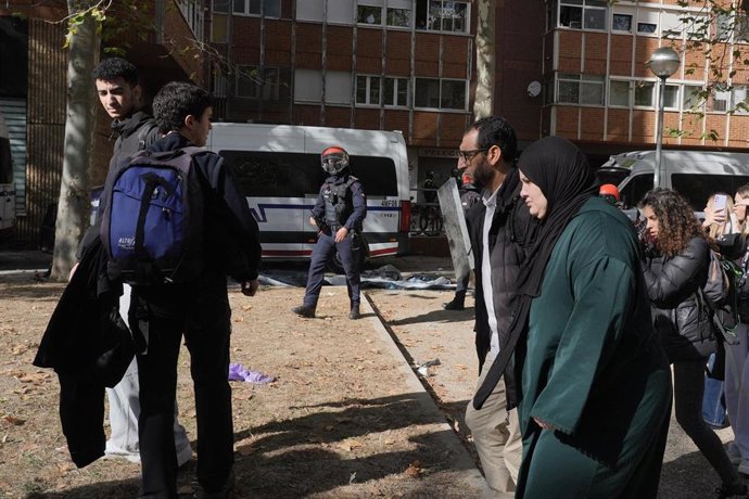 La familia desahuciada sale de su casa, a 23 de octubre de 2026, en Vitoria-Gasteiz, Álava, País Vasco (España). Gasteizko Etxebizitza Sindikatua ha organizado una concentración para tratar de impedir el desahucio de una familia con seis menores de edad 