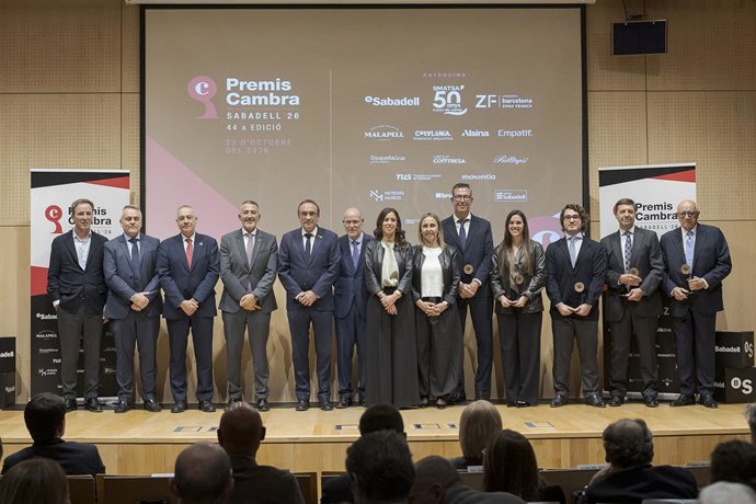 Las autoridades y los premiados en los Premis Cambra 2026