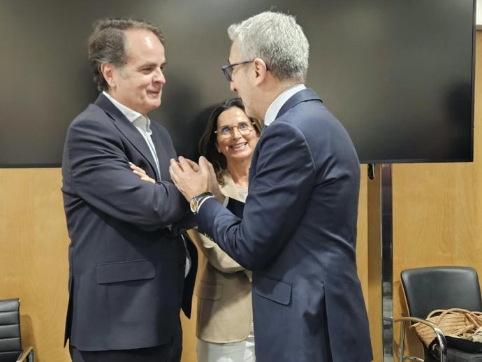 El consejero Roberto Bermúdez de Castro saludando al ministro de Hacienda, Arcadi España, en el último pleno del CPFF.