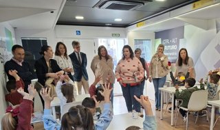 Marina Montes (3ª i), Diego Copé (4º i) y Lola Amo (centro), asisten al aula móvil STEM en Montoro.