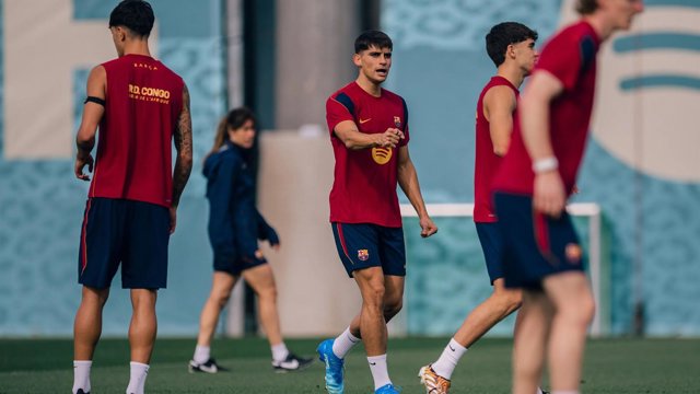 Gerard Martín junto a sus compañeros en el entrenamiento del FC Barcelona del 23 de octubre de 2026