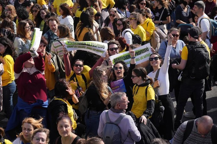Archivo - Decenas de personas durante una manifestación con motivo de la huelga de docentes en Catalunya, a 11 de febrero de 2026, en Barcelona, Catalunya (España).