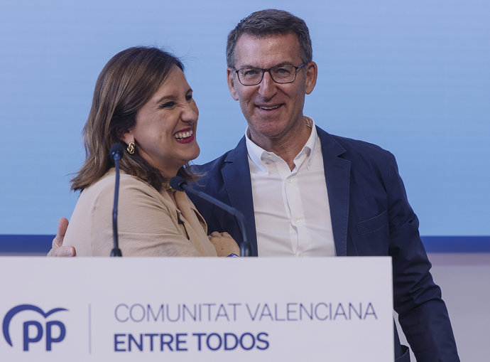 El líder del PP, Alberto Núñez Feijóo (d) y la alcaldesa de València, Maria José Catalá (i) en imagen de archivo. 