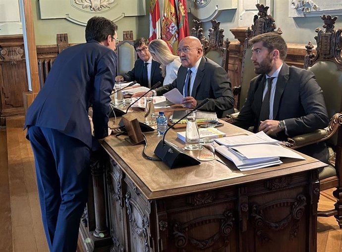 Archivo - El portavoz del Grupo Municipal Socialista, Pedro Herrero, se dirige al alcalde, Jesús Julio Carnero, en el Salón de Plenos del Ayuntamiento de Valladolid.