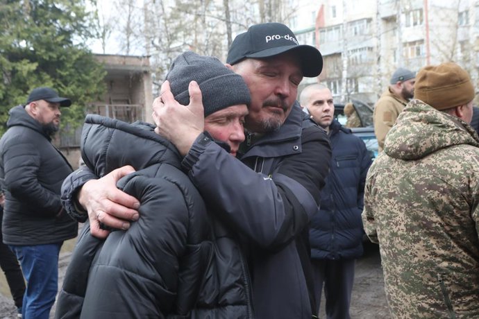 Archivo - Arquivo - KIEV, 13 de abril de 2026  -- Um prisioneiro ucraniano libertado se abraça com um parente em um hospital na região fronteiriça do norte da Ucrânia, em 11 de abril de 2026. Um total de 182 ucranianos voltaram para casa no sábado como pa