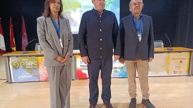 El presidente de la Diputación de Zamora, Javier Faúndez (en el centro), junto a los responsables del V Congreso de la Sociedad Española de Psiquiatría Clínica (SEPC)