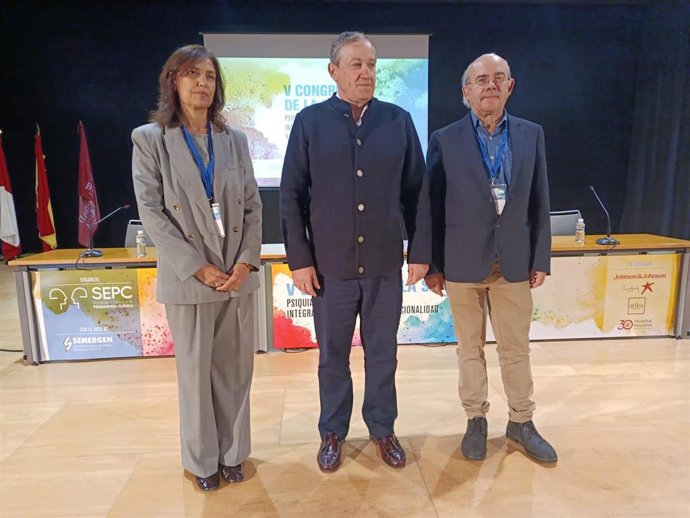 El presidente de la Diputación de Zamora, Javier Faúndez (en el centro), junto a los responsables del V Congreso de la Sociedad Española de Psiquiatría Clínica (SEPC)