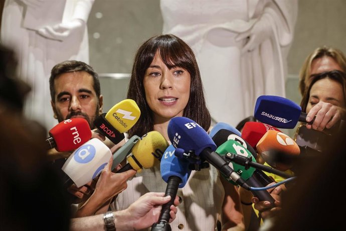 La secretaria general del PSPV-PSOE y ministra de Ciencia, Innovación y Universidades, Diana Morant, atiende a los medios